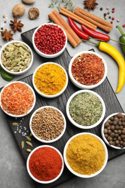 Gri masada farklı aromatik baharatlar var.