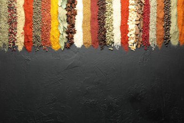 Siyah masada bir sürü farklı baharat var. Metin için boşluk