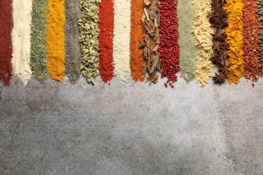 Gri masada bir sürü farklı baharat var. Metin için boşluk