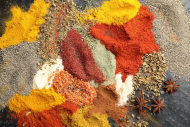 Koyu masada, düz yerde bir sürü farklı baharat var.