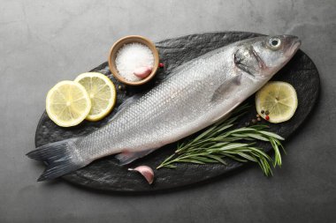 Gri masadaki baharatlı taze çiğ deniz kabuğu. Balık ve deniz ürünleri lezzetleri