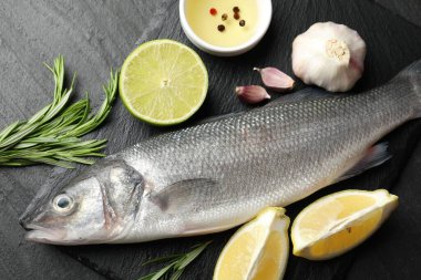 Siyah masada baharatlı taze çiğ deniz kabuğu, düz. Balık ve deniz ürünleri lezzetleri