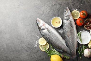 Gri masadaki baharatlı taze çiğ deniz kabuğu balığı, yazı için düzlük ve boşluk. Deniz ürünleri lezzetleri.