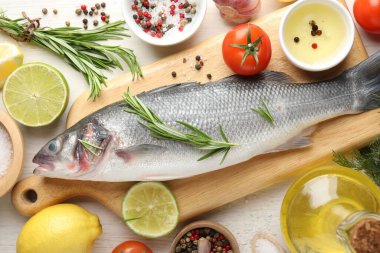 Beyaz ahşap masadaki baharatlı taze çiğ deniz kabuğu. Balık ve deniz ürünleri lezzetleri