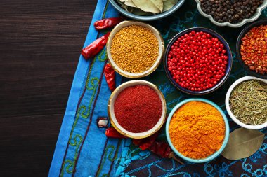 Tahta masada farklı aromatik baharatlar var. Metin için boşluk