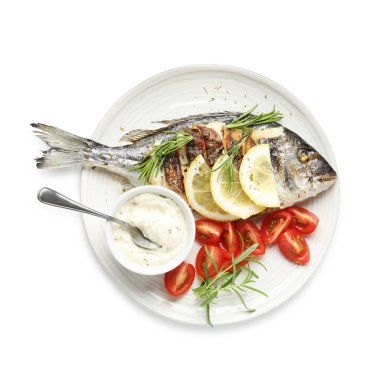 Soslu, domatesli ve limonlu kızarmış dorado balığı. Ev yapımı deniz ürünleri yemeği.