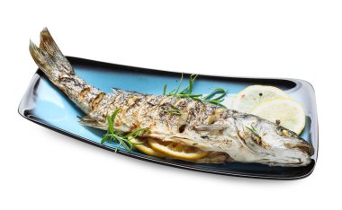 Beyaza izole edilmiş baharatlı kızarmış deniz kabuğu balığı. Ev yapımı deniz ürünleri yemeği.