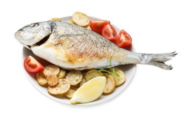 Lezzetli kızarmış dorado balığı, beyaz üzerine izole edilmiş sebze ve baharatlar sunuyordu. Ev yapımı deniz ürünleri yemeği.