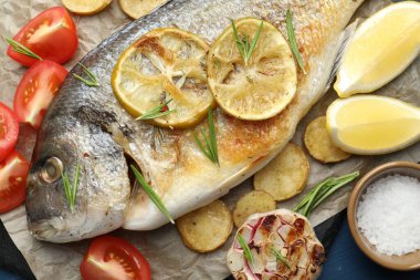 Sebzeli ve baharatlı fırında Dorado balığı. Ev yapımı deniz ürünleri yemeği.