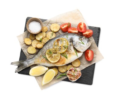 Beyaza izole edilmiş sebzeli ve baharatlı Dorado balığı. Ev yapımı deniz ürünleri yemeği.