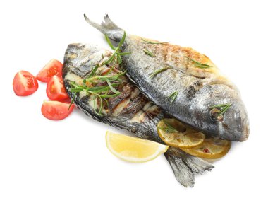 Baharatlı ve domatesli fırında Dorado balığı, beyazın üstünde, manzaranın üstünde. Ev yapımı deniz ürünleri yemeği.