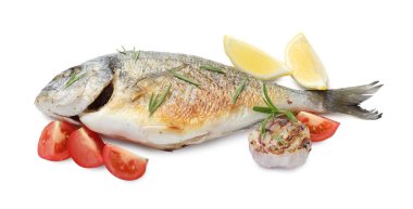 Beyaza izole edilmiş baharatlı ve domatesli Dorado balığı. Ev yapımı deniz ürünleri yemeği.