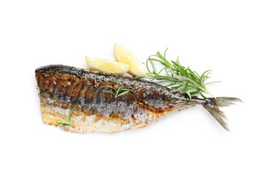 Lezzetli kavrulmuş uskumru, beyaza izole edilmiş baharatlar, üst manzara. Ev yapımı deniz ürünleri yemeği.