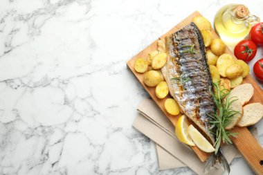 Ev yapımı deniz ürünleri yemeği. Lezzetli kavrulmuş uskumru, baharatlar ve sebzeler beyaz mermer masada, düz yerde. Metin için boşluk