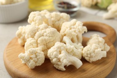 Taze taze karnabahar çiçekleri masada, yakın plan.