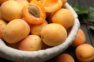 Masada taze kayısılar var, yakın plan.