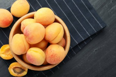 Siyah masada taze kayısılar, düz bir şekilde. Metin için boşluk