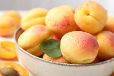 Masadaki taze kayısılar, yakın plan.