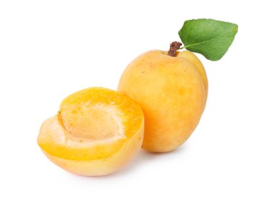 Taze taze kayısılar ve beyaz yapraklı yeşil yapraklar.