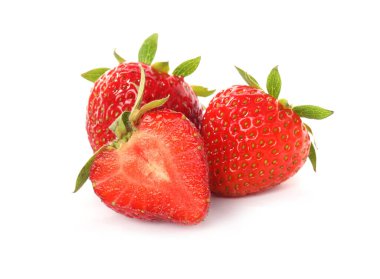 Birçok taze olgun çilek beyaz üzerine izole edilmiş.