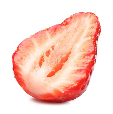 Sulu çileğin yarısı beyaza izole edilmiş.