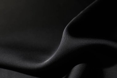 Arkaplan olarak buruşmuş siyah ipek kumaş, yakın plan