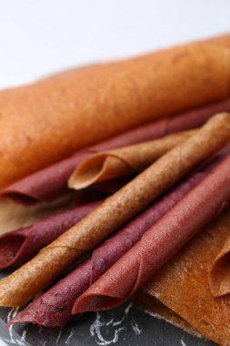 Lezzetli meyve dürümleri masada, yakın plan.