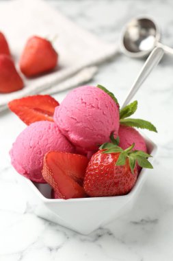 Tazeleyici şerbet, çilek ve nane şekeri beyaz mermer masada, yakın plan.
