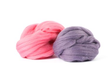 Beyazda izole edilmiş farklı renkte yün