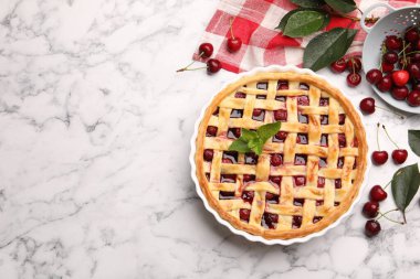 Beyaz mermer masanın üzerinde vişneli turta ve böğürtlen, düz. Metin için boşluk