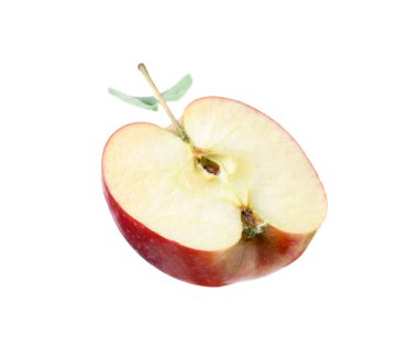 Beyaz yapraklı taze elmanın yarısı