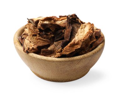 Beyaz kasede izole edilmiş kurutulmuş mantar parçaları.