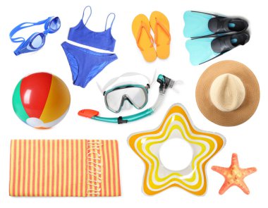 Farklı stil plaj aksesuarları ve beyaz arka planda deniz yıldızı, kolaj