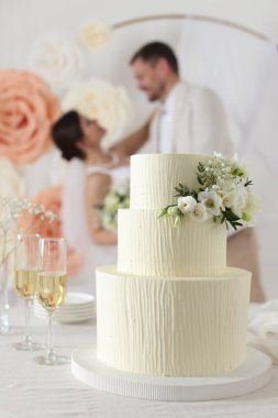 Mutlu evli çift içeride, düğün pastasına ve masadaki şampanya bardaklarına odaklan.