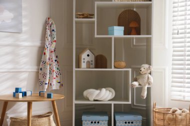 Dekorlu ve mobilyalı şık bir oyun odası. İç tasarım