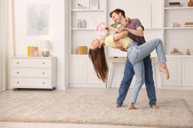 Mutlu genç çift evde dans ediyor. Metin için boşluk