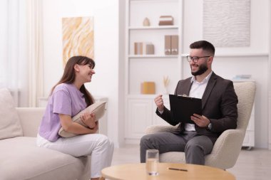 Ofiste hastayla çalışan profesyonel psikolog.