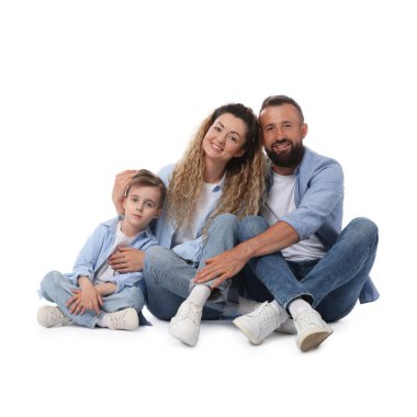 - Aile. Mutlu ebeveynler ve beyaz arka planda oğulları