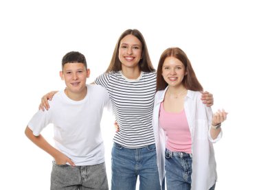 Beyaz arka planda birlikte poz veren mutlu gençler.