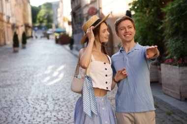 Şehir caddesinde birlikte yürüyen sevimli çift, mesajlaşmak için yer var.