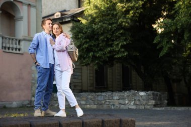 Şehir caddesinde birlikte yürüyen sevimli çift, mesajlaşmak için yer var.