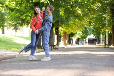 Hoş bir çift parkta birlikte vakit geçiriyor, mesaj için yer var.