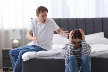 Kadın ve erkek evde kavga ediyor.