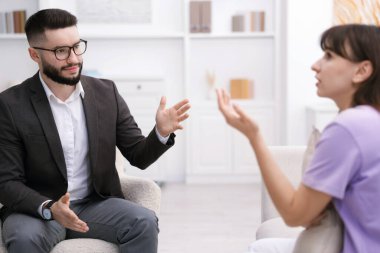 Ofiste hastayla çalışan profesyonel psikolog, seçici odaklanma