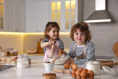 Yemek tarifi. Sevimli çocuklar mutfaktaki masada kurabiye için para kazanıyor.