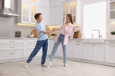 Mutfakta dans eden mutlu genç çift.