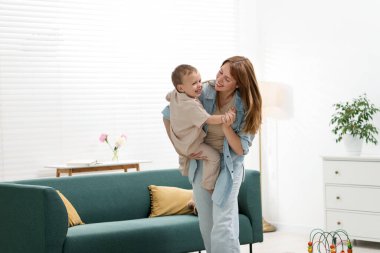 Mutlu anne oğluyla evde vakit geçiriyor.