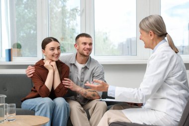 Tüp bebek (tüp bebek). Çift, üreme kliniğinde doktorla görüşüyor.