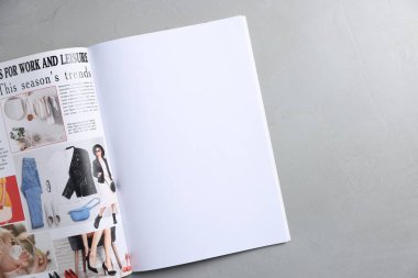 Açık dergi açık gri masa, üst manzara. Tasarım için model