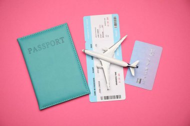 Uçak modeli, pasaport, uçuş bileti ve kredi kartı.